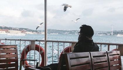 乐鱼app-法甲裁判误判后联盟纠正机制成效研判，法甲裁判被绊倒